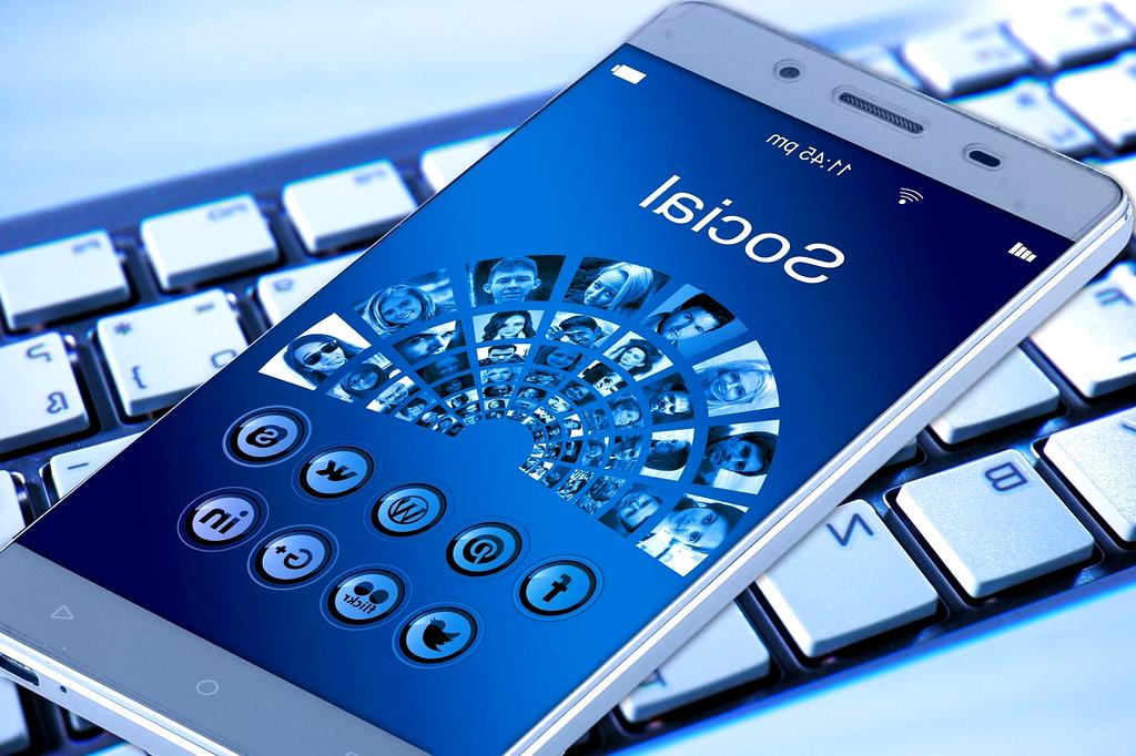 3D visualization of neural communication networks with glowing data pathways